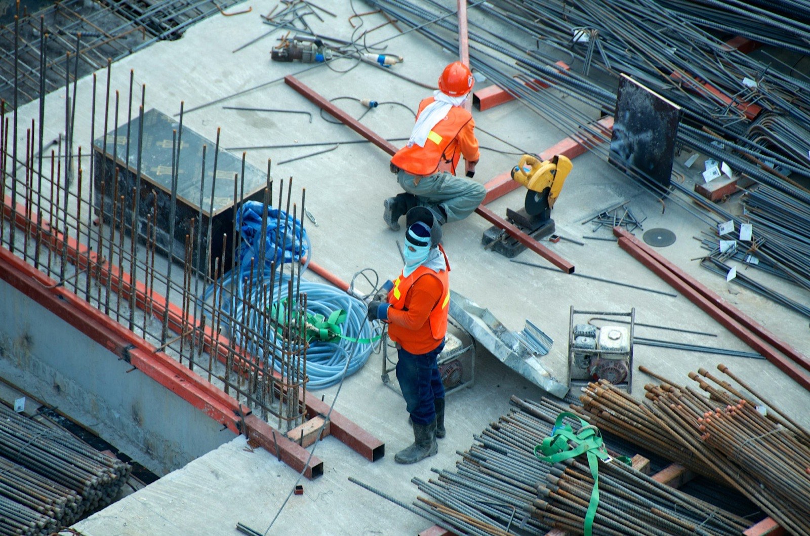 Profissionais de construção trabalhando em obra nos Estados Unidos